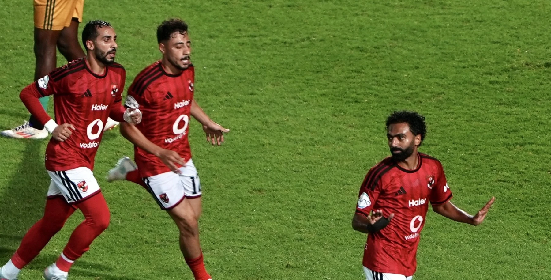 كم هدفًا يفصل حسين الشحات عن هدفه رقم 100 مع الأهلي؟